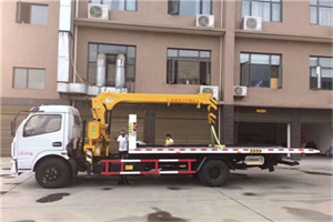 钟楼附近汽车轮胎更换